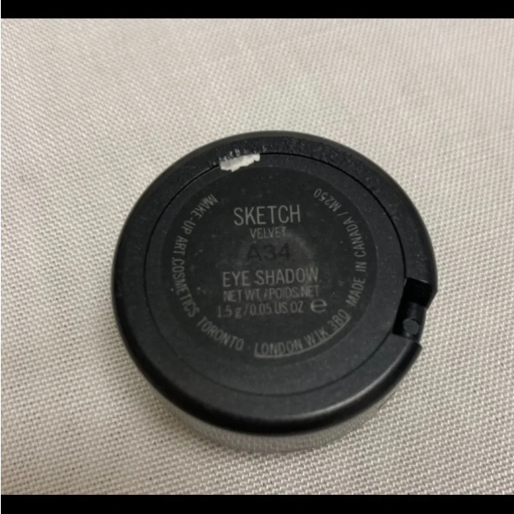 MAC Eyeshadow in Sketch (Velvet)